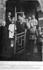 M. Poincaré, M. Millerand, Les deux fils du roi, la princesse Marie-José, Charles de Broqueville, Albert Ier (Photo prise par S.M. la reine - novembre 1914