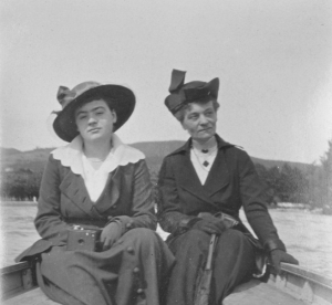 Myriam (à g.) et Berthe d'Huart sa mère, sur le lac du Bourget en juin 1917.