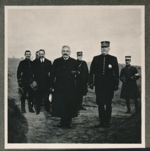 Broqueville, Millerand (ministre des Affaires étrangères) et Joffre - La Panne 1916. (Photo prise par la Reine Elisabeth)