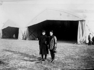 Jacques devant un hangar d'Etampes en 1916.