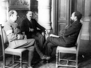 Charles de Broqueville en discussion avec le maire de Dunkerque et le gouverneur militaire de la ville en 1914.