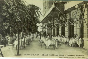 La terrasse de l'hotel du Parc en carte postale.