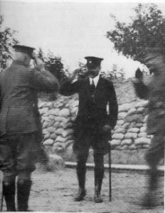 Charles de Broqueville en visite des dépôts de munitions du 7e de Ligne (de gauche à droite : le général Rucquoy, M. de Broqueville, le général Coppejans