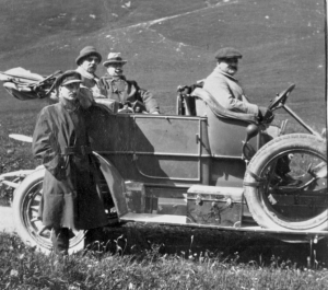 Jacques de Broqueville, Ludovic Moncheur et Charles de Broqueville en voiture sur le Mont Revard en juin 1917