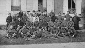 Soldats en convalescence dans le home de "Petite-Couronne" au sud de Rouen.