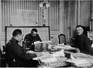 Un des bureaux du ministère de la guerre au Havreavec trois commandants : M.M. Dupont, Blaise et Quintin.