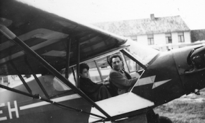 Arnaud de Broqueville au commande d'un avion avec à ses cotés Michel, son frère cadet.