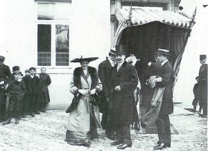 Devant la maison communal de Mol pour fêter sa nomination comme ministre des Chemins de fer, le 1er octobre 1911, avec sa femme et ses enfants.