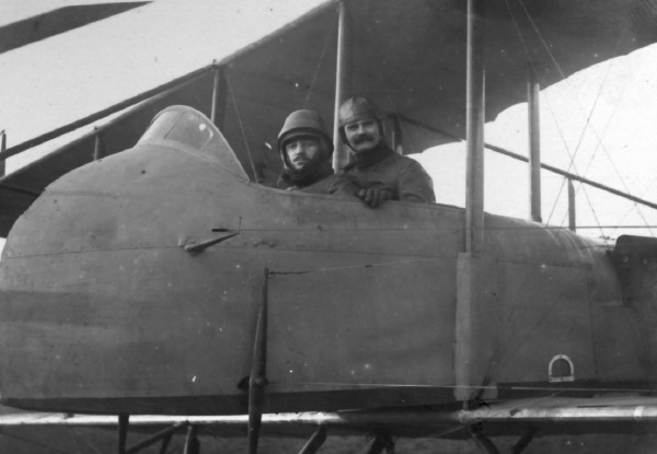 Farman M11. Jacques en avant avec son instructeur.