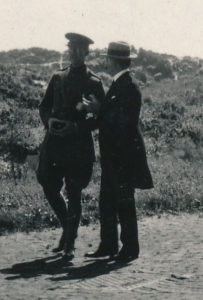 Le roi Albert et Charles de Broqueville dans les dunes de La Panne en 1917, Photo prise par la reine Elisabeth