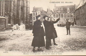 Visite de Charles de Broqueville, au mileiu avec à sa droite le comte de Lannoy et à sa gauche Louis de Lichtervelde, son secrétaire à Ypres fin 1914.