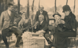 Buvette à la chasse. Postel octobre 1928 - de gauche à droite : André de Broqueville, assis au centre, Fernand Neuray, Charles de Broqueville et son épouse Berthe d'Huart.